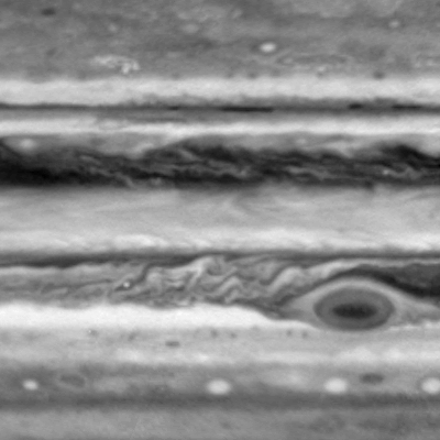 El movimiento cíclico de la Gran Mancha Roja fotografiado por la nave espacial Cassini. A diferencia de Neptuno, las corrientes de chorro fino en Júpiter evitan que la Gran Mancha Roja se rompa y cambie de latitud; gira alrededor de Júpiter pero no se mueve hacia el norte o hacia el sur
