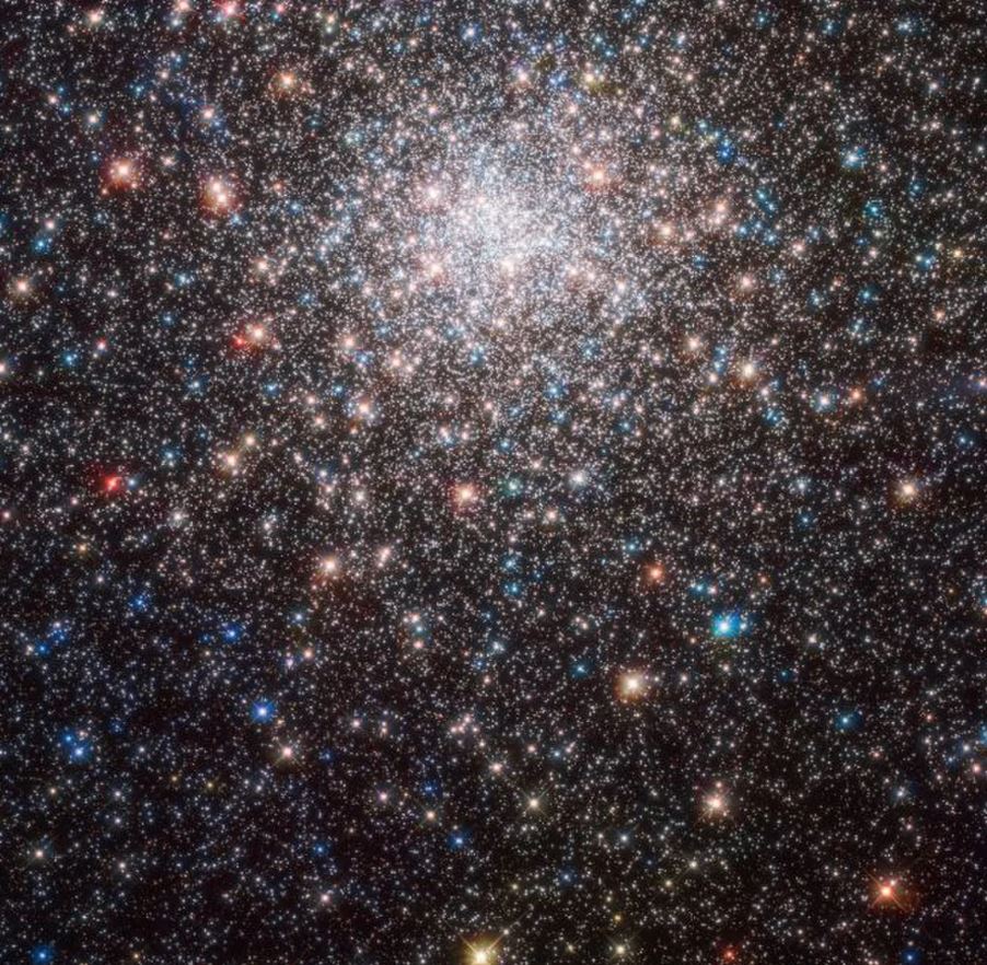 El Telescopio Espacial Hubble capturó esta imagen de una galaxia llamada Messier 28