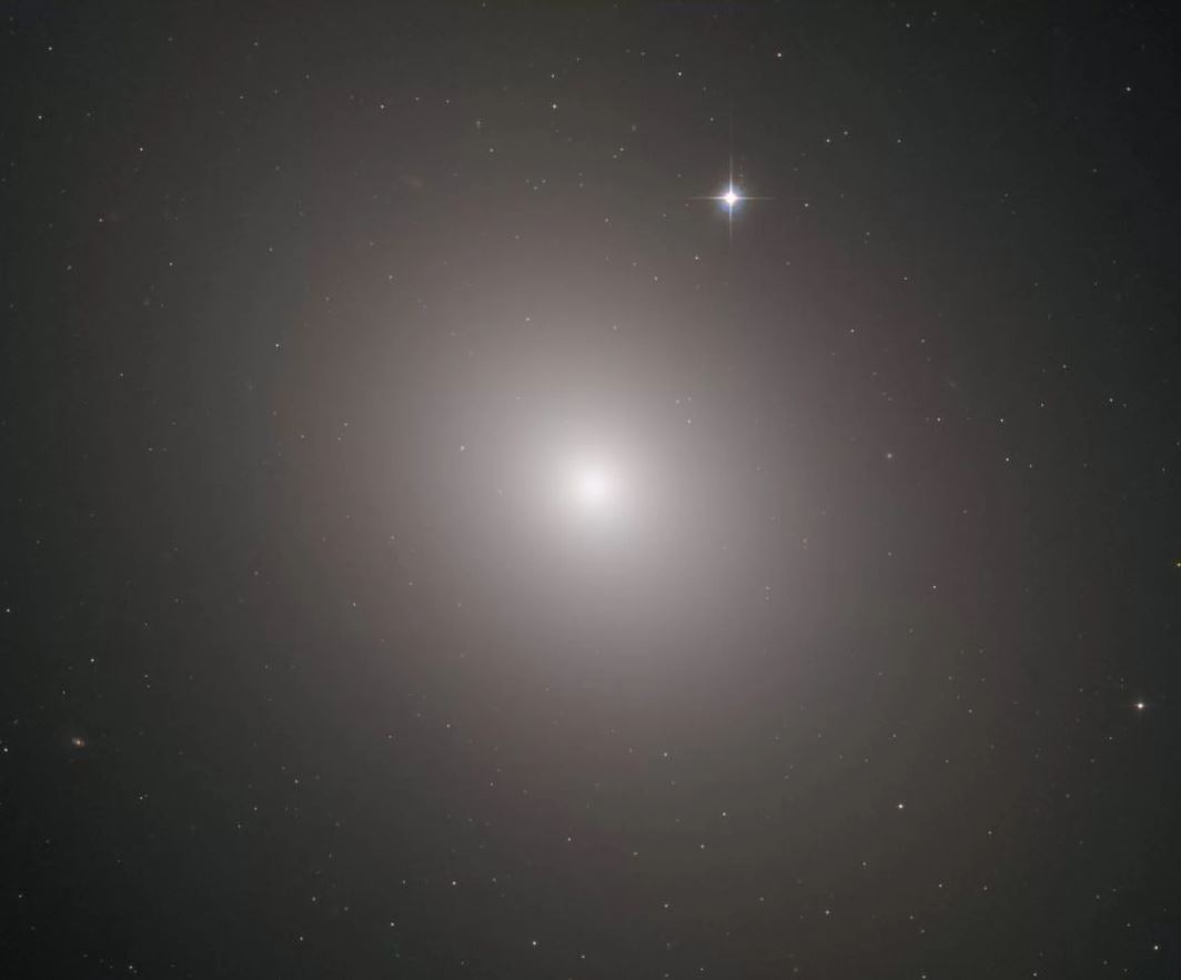 El Telescopio Espacial Hubble capturó esta imagen de una galaxia llamada Messier 49, que contiene unos 200 mil millones de estrellas