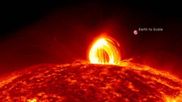 La lluvia coronal, como la que se muestra en esta película del SDO de la NASA en 2012, se observa a veces después de las erupciones solares, cuando el intenso calentamiento asociado con una llamarada solar se corta repentinamente después de la erupción y el plasma restante se enfría y vuelve a caer a la superficie solar
