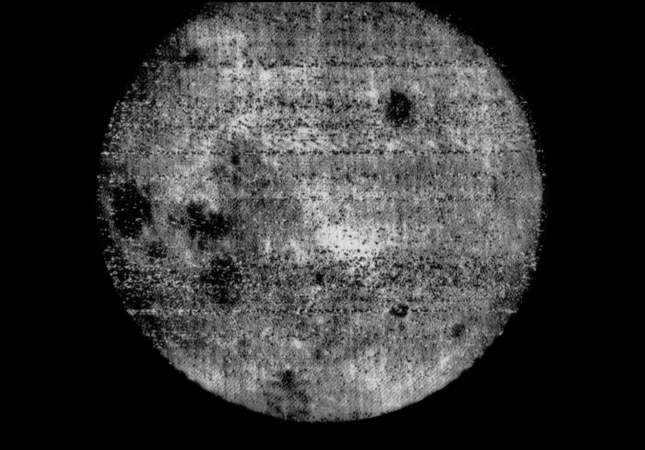 La primera imagen del lado lejano de la luna (que se muestra aquí) fue capturada por la sonda Luna 3 en 1959