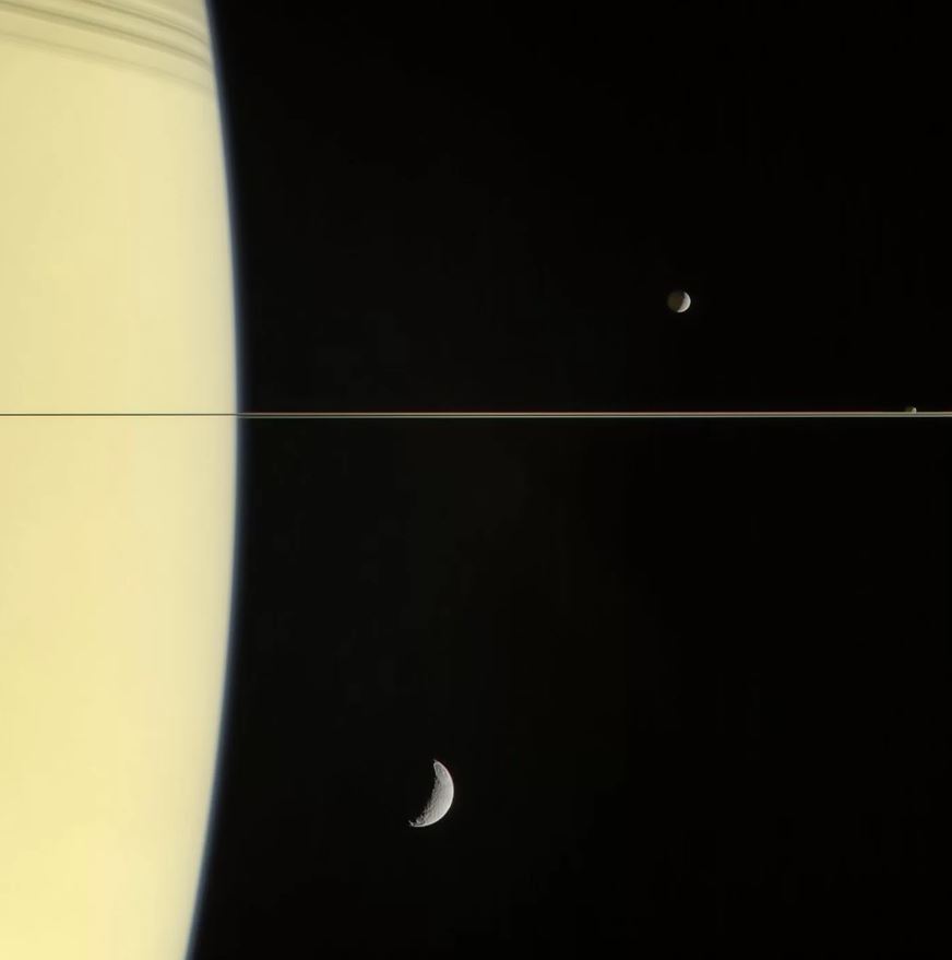Capturada por Cassini en marzo de 2016, esta vista lateral de una parte de los anillos de Saturno también incluye tres lunas: Mimas (arriba), Janus (justo encima de los anillos) y Tethys (debajo de los anillos). Cualquier explicación para la formación de los anillos del planeta también debe explicar sus lunas enigmáticas