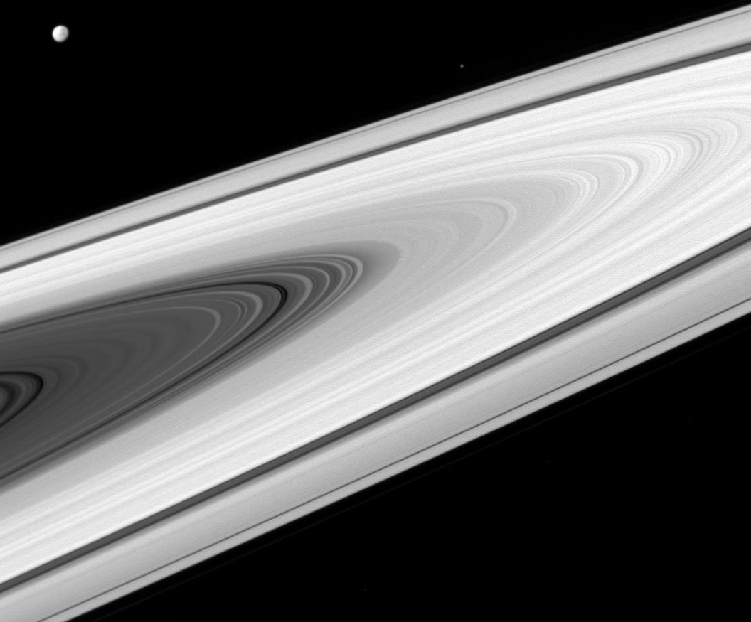Los anillos de Saturno y dos de sus lunas, Dione y Epimeteo, se pueden ver en esta imagen tomada con la cámara gran angular de la nave espacial Cassini el 2 de abril de 2016