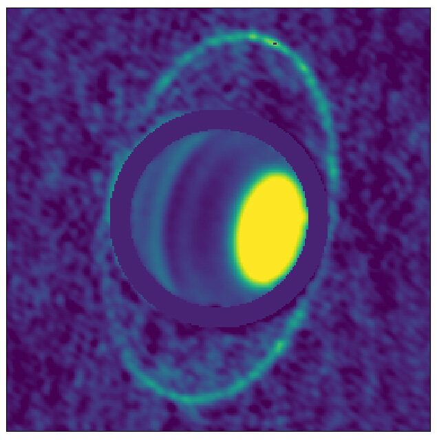 Imagen compuesta de la atmósfera y los anillos de Urano en longitudes de onda de radio, tomadas con la matriz ALMA en diciembre de 2017