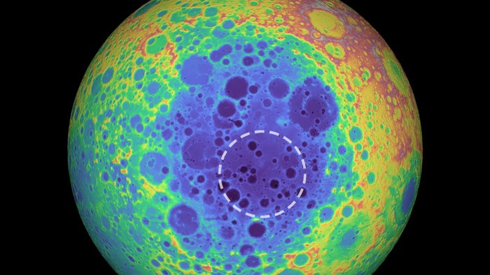 Astrónomos detectan una enorme masa metálica bajo un cráter de la Luna