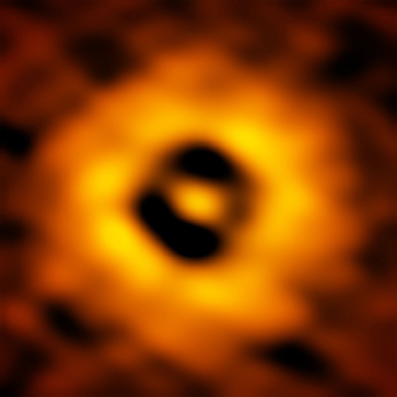 Esta imagen de ALMA de la joven estrella cercana TW Hydrae tiene una resolución de 1 UA (Unidad Astronómica, la distancia de la Tierra al Sol en el Sistema Solar). Revela una brecha en el disco en 1 UA, lo que sugiere que allí se está formando un planeta con una órbita similar a la Tierra