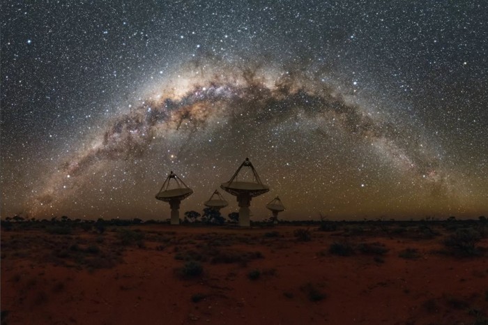 Antenas del SKA Pathfinder australiano de CSIRO con la cabeza de la Vía Láctea