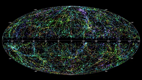 Una animación muestra la aparición aleatoria de ráfagas de radio rápidas (FRB) en todo el cielo. Los astrónomos han descubierto aproximadamente 85 desde 2007, y han identificado dos de ellos