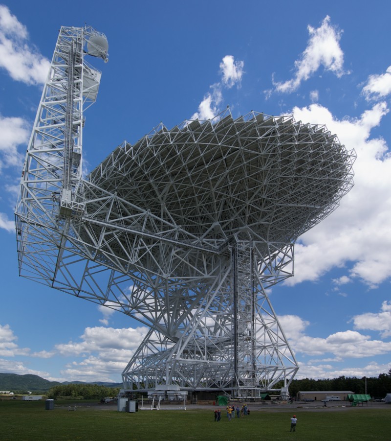 El telescopio Robert C. Byrd Green Bank, un radiotelescopio de 100 metros de diámetro ubicado en Green Bank, Virginia Occidental, EE. UU.